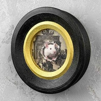 Картина White Mouse Painting In Round Frame