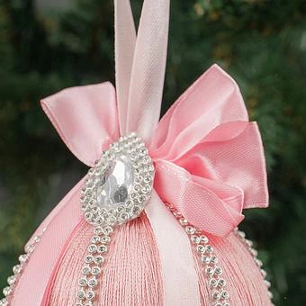 Ёлочная игрушка Silver Pattern And Bow Ball Light Pink 10 cm - ракурс 2