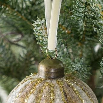 Ёлочная игрушка Striped Ball Creamy Beige 8 cm - ракурс 2