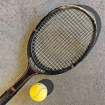 Винтажная теннисная ракетка и мяч Vintage Tennis Racket And Ball 16 - ракурс 3