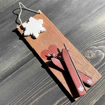 Новогодняя подвеска Wall Decoration Wooden With Skis And Snowflakes 24 cm - ракурс 2