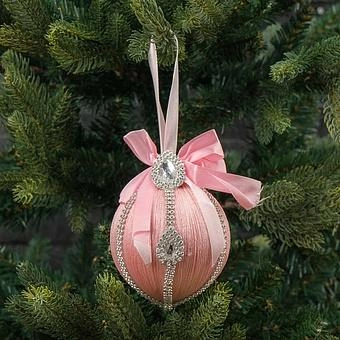 Ёлочная игрушка Silver Pattern And Bow Ball Light Pink 10 cm - ракурс 5