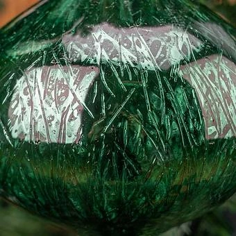 Набор из 3-х ёлочных игрушек Set Of 3 Glass Metal Scratched Balls Green 10 cm - ракурс 10