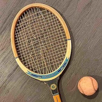 Винтажная теннисная ракетка и мяч Vintage Tennis Racket And Ball 10 - ракурс 2