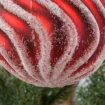 Ёлочная игрушка White Wavy Lines Ball Red 10 cm - ракурс 4