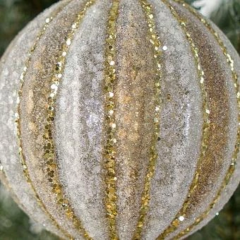 Ёлочная игрушка Striped Ball Creamy Beige 8 cm - ракурс 3
