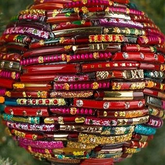 Ёлочная игрушка Multi-Colored Beads Ball Red 7 cm - ракурс 3